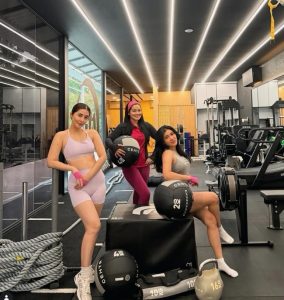 Gaya Titi Kamal Saat Gym Dan Padel Di Puji Sopan, Sporty, Stylish, Buktikan Olahraga Tetap Bisa Tampil Santun Dan Modis