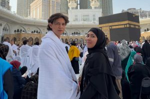 Penuh Berkah Umrah Perdana Marcell Darwin Setelah Jadi Mualaf