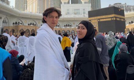 Penuh Berkah Umrah Perdana Marcell Darwin Setelah Jadi Mualaf