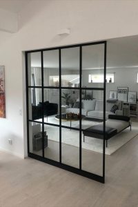 Ciptakan Ruang Tamu & Keluarga Estetik Dengan Partisi Unik