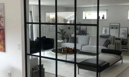 Ciptakan Ruang Tamu & Keluarga Estetik Dengan Partisi Unik