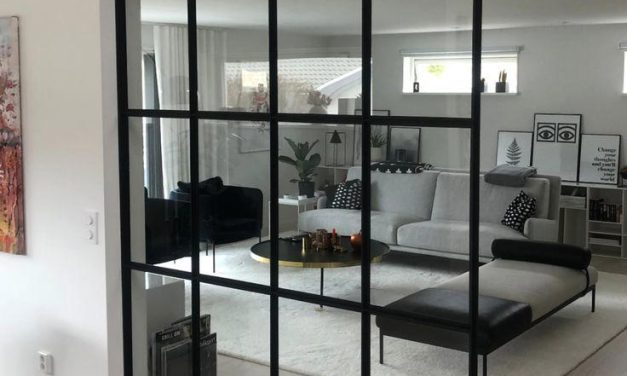 Ciptakan Ruang Tamu & Keluarga Estetik Dengan Partisi Unik