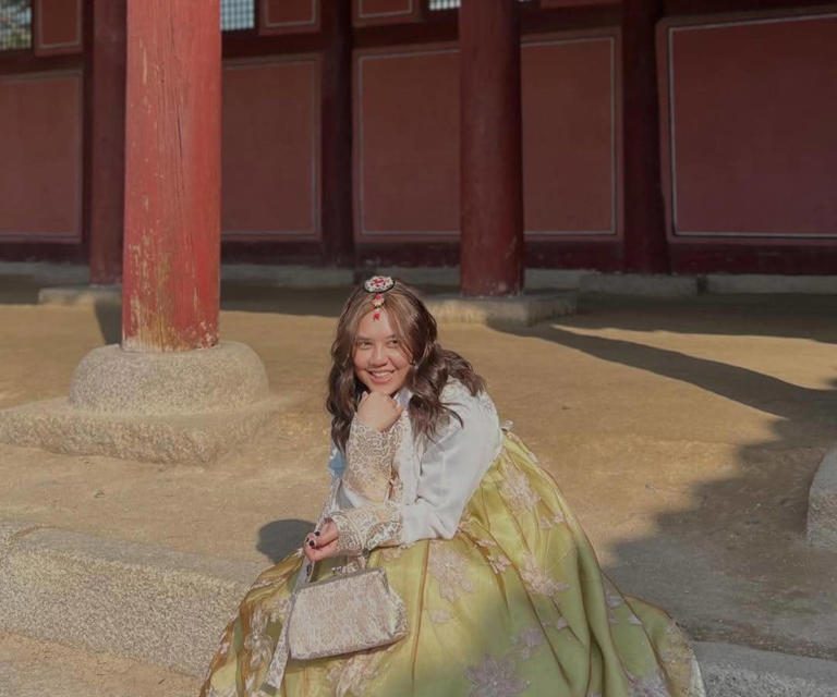 Ziva Magnolya Memukau Pakai Hanbok Di Gyeongbokgung Palace