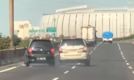 Innova Vs Livina Senggol-Senggolan Di Tol Kemayoran