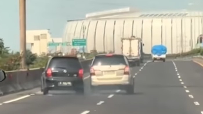 Innova Vs Livina Senggol-Senggolan Di Tol Kemayoran