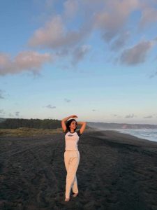 Liburan Di Parangtritis! Tissa Biani Tampil Natural Dan Anggun
