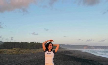 Liburan Di Parangtritis! Tissa Biani Tampil Natural Dan Anggun