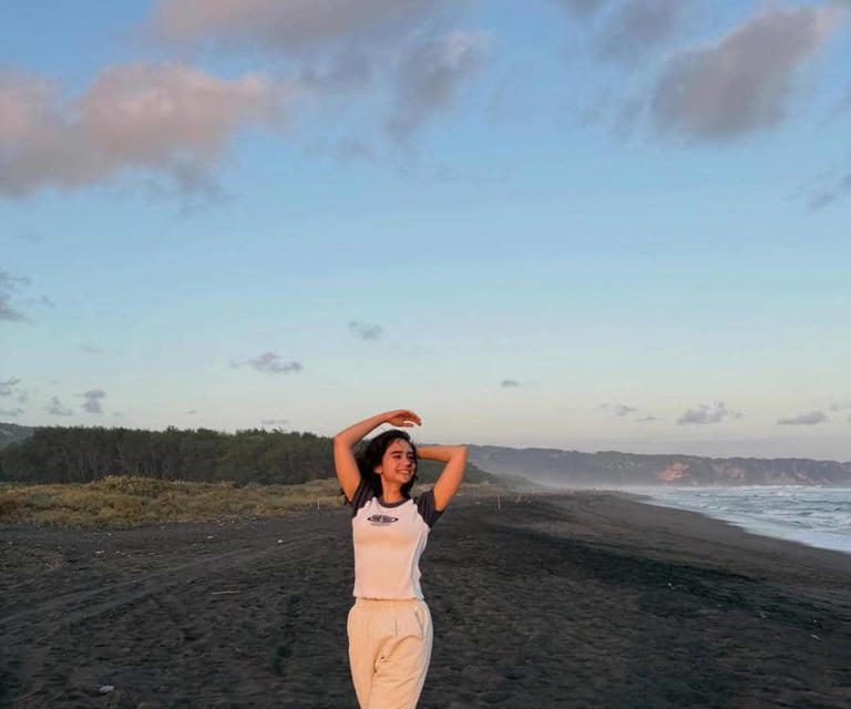 Liburan Di Parangtritis! Tissa Biani Tampil Natural Dan Anggun