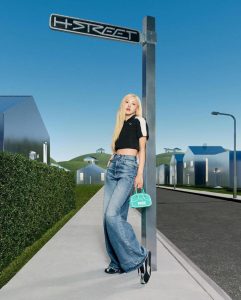 Gaya Santai Berkelas! Intip Outfit Simpel Ala Rosé BLACKPINK