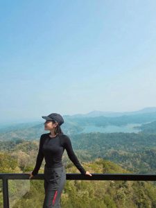 Simple Tapi Stylish, Prilly Latuconsina Liburan Di Kulon Progo