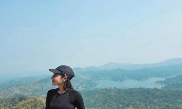 Simple Tapi Stylish, Prilly Latuconsina Liburan Di Kulon Progo