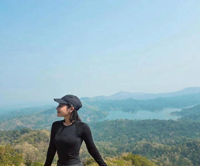 Simple Tapi Stylish, Prilly Latuconsina Liburan Di Kulon Progo