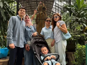 Happy Banget! Sarah Keihl Dan Keluarga Main Ke Kebun Binatang