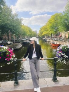 Liburan Ke Amsterdam! Gaya Santai Raline Shah Keliling Kota