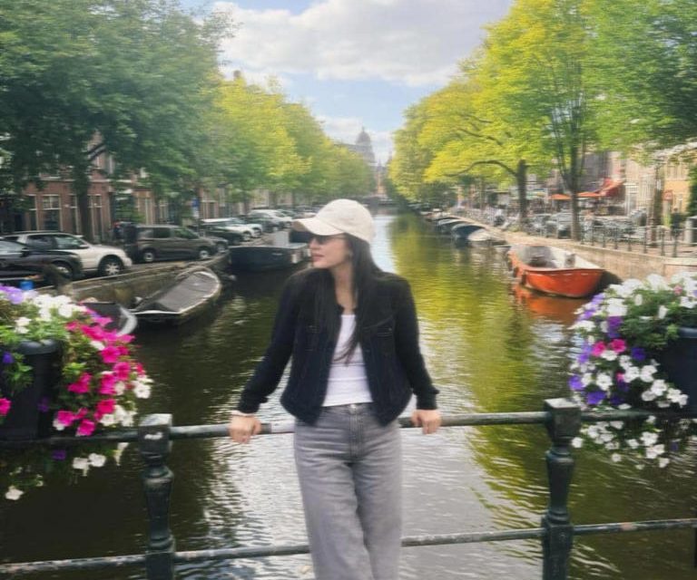 Liburan Ke Amsterdam! Gaya Santai Raline Shah Keliling Kota