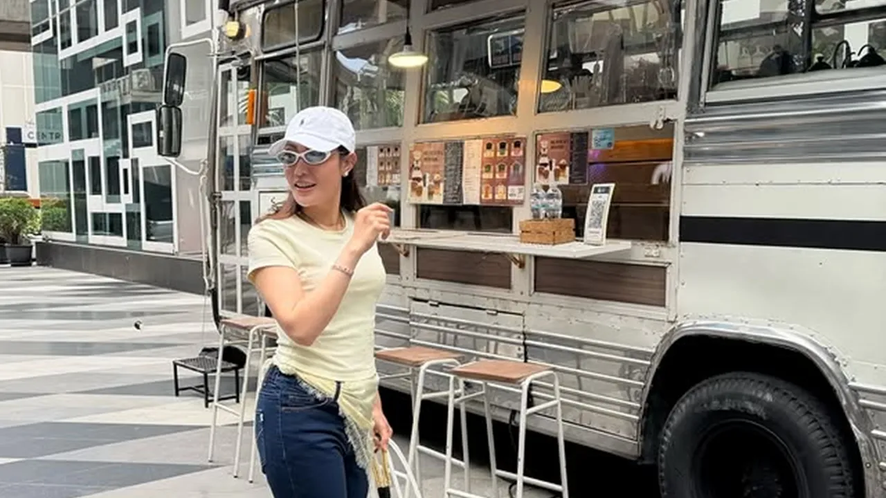 Bikin Haru! Ayu Dewi Rayakan Ultah Ke-42 Lewat Road Trip