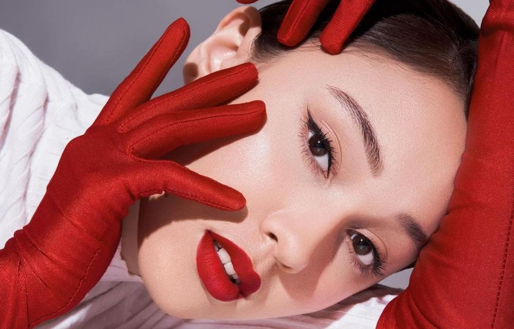 Bikin Pangling! Makeup Bold Yasmin Napper Dengan Lipstik Merah