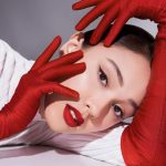 Bikin Pangling! Makeup Bold Yasmin Napper Dengan Lipstik Merah