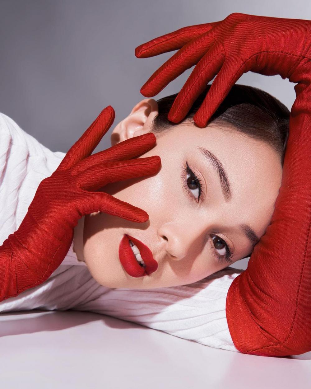 Bikin Pangling! Makeup Bold Yasmin Napper Dengan Lipstik Merah